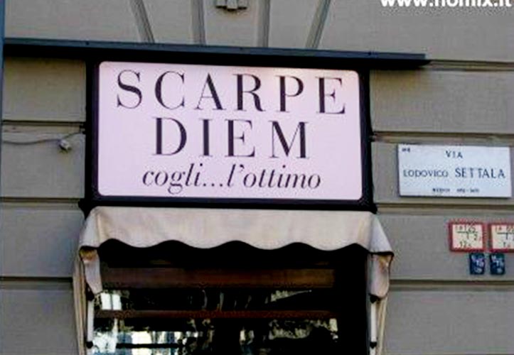 Insegne negozi Milano: insegna divertente negozio di scarpe, scarpe diem cogli l'attimo