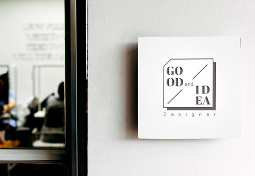 Targhetta con incisione Milano: targa ufficio logo Good Idea Designer