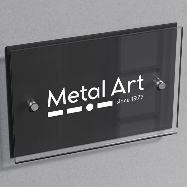 Serigrafia Milano: targa serigrafata personalizzata con plexigass