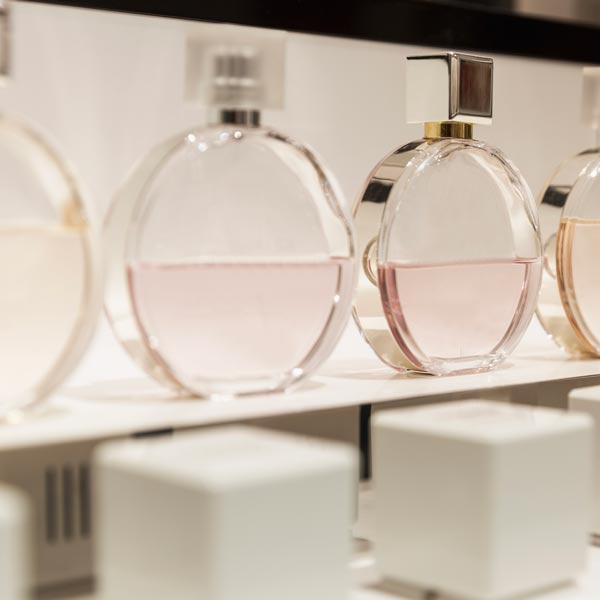 :Espositori per Farmacia Milano: bottiglie di profumo sul bancone eleganza e stile
