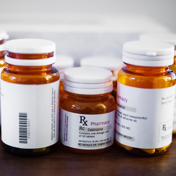 Etichette Milano: etichette con flaconi di farmaci