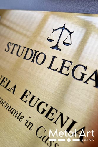 Incisioni su targhe milano: personalizzazione