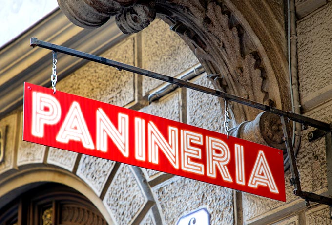 Insegne iconiche memorabili: lettering insegna leggibile