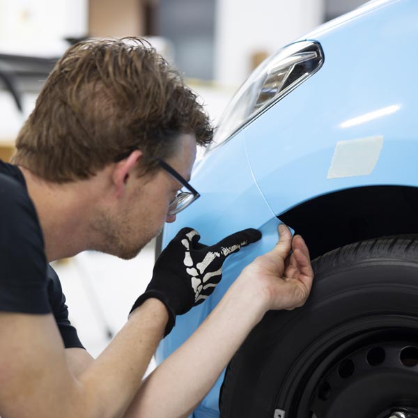 Personalizzazione Automobili Milano: persona che lavora su il car wrapping