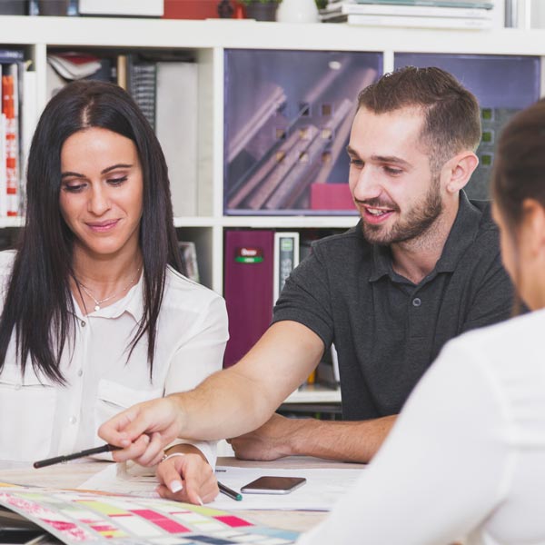 Personalizzazione e stampa magliette a Milano per le Aziende: Cliente che scelgono come personalizzare le magliette
