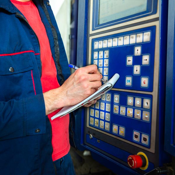 Produzione Tastiere a Membrana Milano: operaio controlla la tastiera a membrana