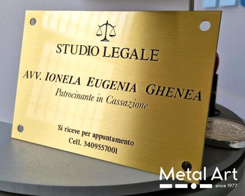 Quanto comunica la tua targa aziendale: materiale in ottone per targa di uno studio legale