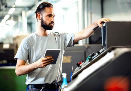 Stampa digitale Milano: stampatore a lavoro Stampa digitale Milano: operatore macchina di stampa