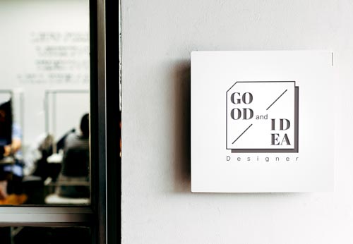 Targhetta con incisione Milano B2B: Targa ufficio logo Good Idea Designer Targhetta con incisione Milano: targa ufficio logo Good Idea Designer