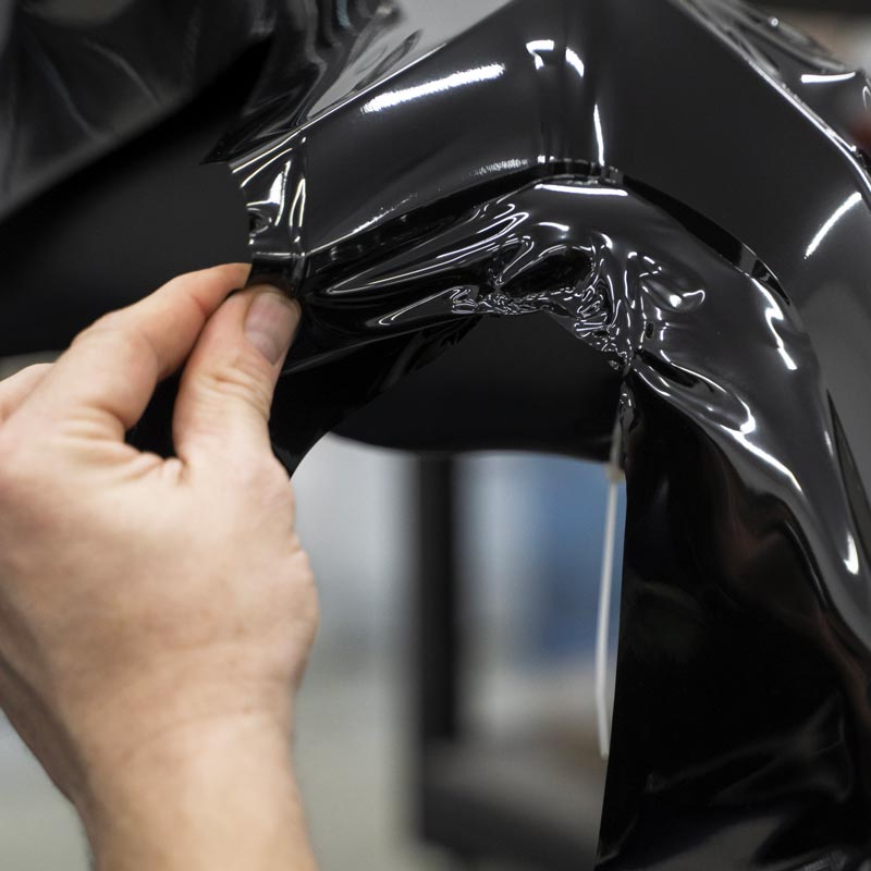 Wrapping Furgoni Milano: persona che lavora sul wrapping di auto