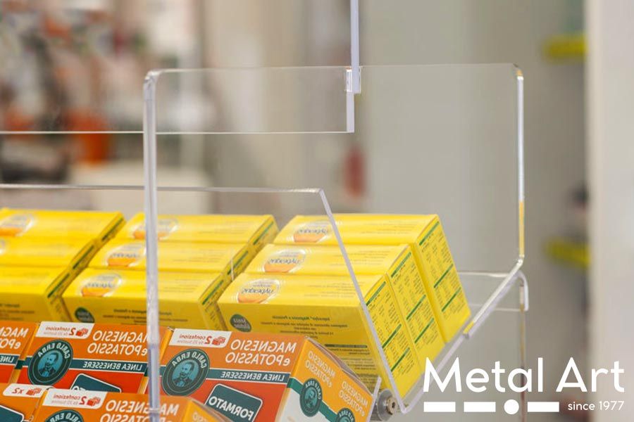 Espositori plexiglass per negozi Milano: dettaglio espositore farmacia plexiglass