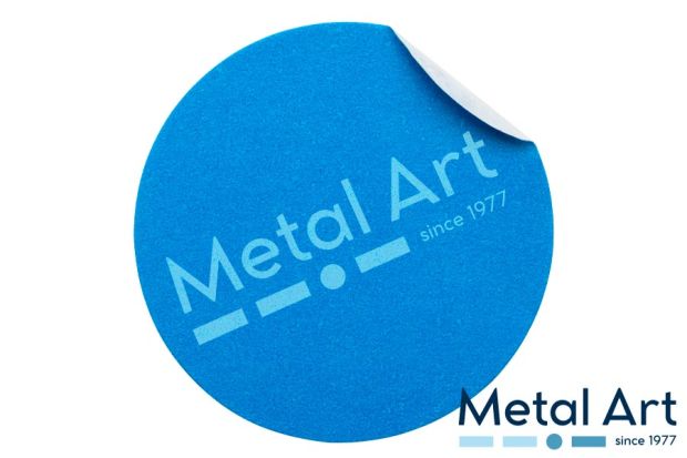 Etichette Milano: etichetta blu a forma di cerchio con il logo di Metal Art