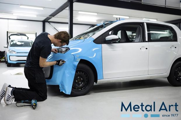 Personalizzazione Automobili Milano: uomo che fa car wrapping